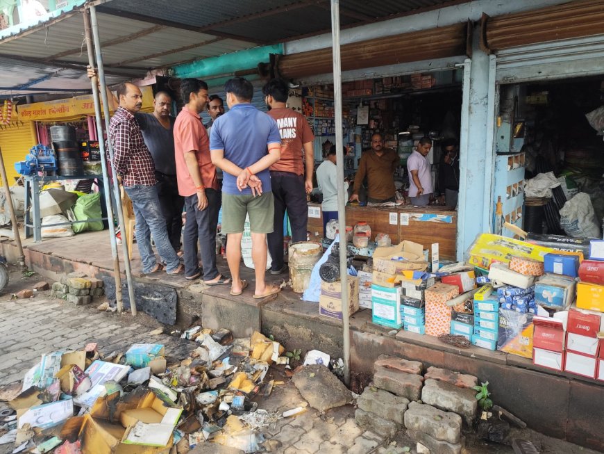 शार्ट सर्किट से मार्वल हाउस दुकान में लगी आग लाखों का हुआ नुकसान