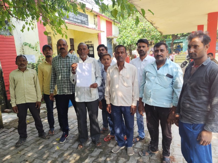 पानी का निकास न होने से तालाब का पानी ग्राम में भरा