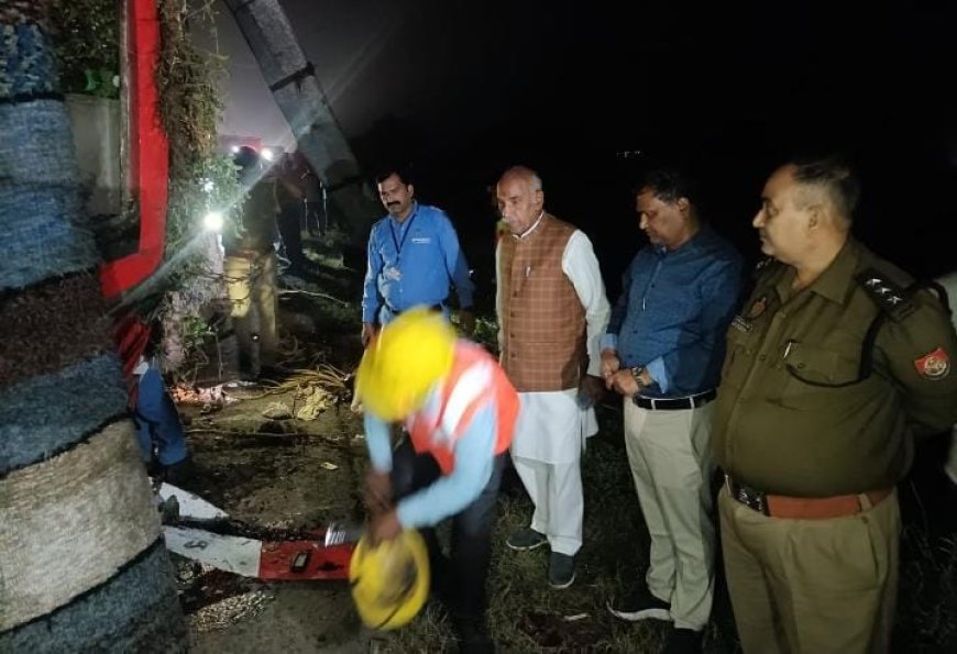 रात में पलटी बस में फंसे यात्रियों की मदद के लिए अधिकारी व पूर्व विधायक पहुंचे