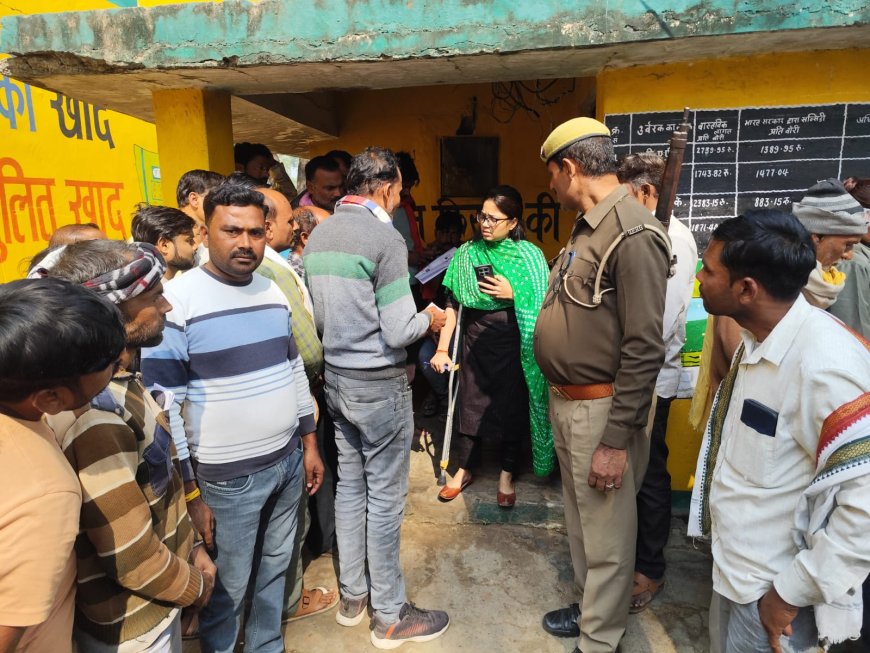 खाद बितरण के दौरान पी सी एफ केंद्र में हंगामा होने पर एस डी एम ने पहुंचकर संभाला मोर्चा