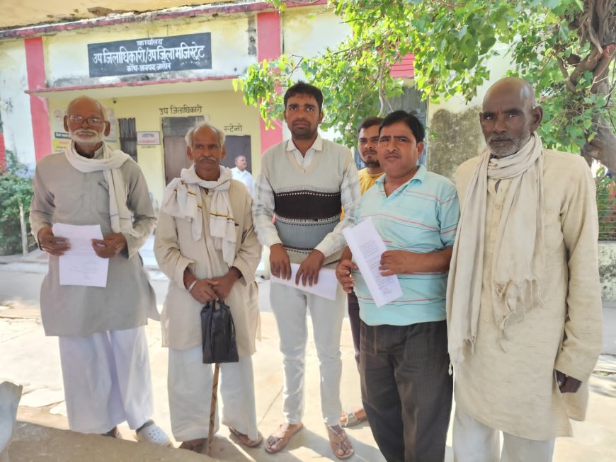 घटतौली से परेशान राशन कार्ड धारकों ने एस डी एम से की शिकायत