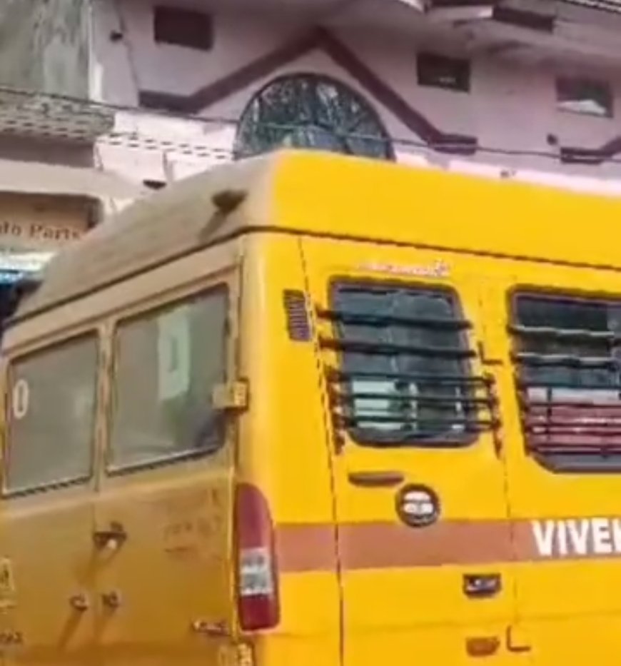 स्कूली बैन में ओवर लोड ट्रक ने मारी टक्कर, बड़ा हादसा होने से बचा