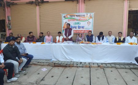 एस आई आर हेल्प डेस्क पर बिधायक सहित भाजपाइयों ने पहुंचकर भरवाए फार्म