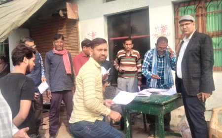 तहसीलदार ने बूथों का निरीक्षण करके राजनीतिक दलों के प्रतिनिधियों से की भेंट