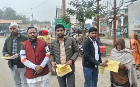 बुंदेलखंड राज्य बनाने के लिए पदयात्रा कार्यक्रम के कार्यकर्ताओं ने बांटे पत्रक