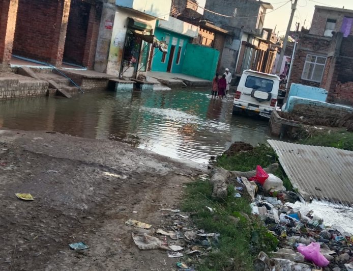 पी डब्लू डी की सरकारी जमीन पर नाले के ऊपर लोगों ने किया अवैध कब्जा