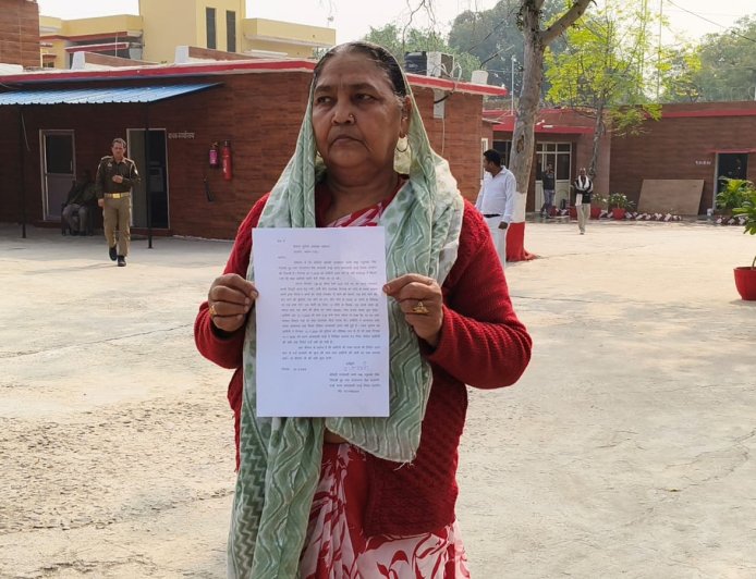 एसपी को ज्ञापन देकर पीड़िता ने लगाई गुहार, बंद घर से सोने–चांदी के जेवर और 60 हजार की चोरी