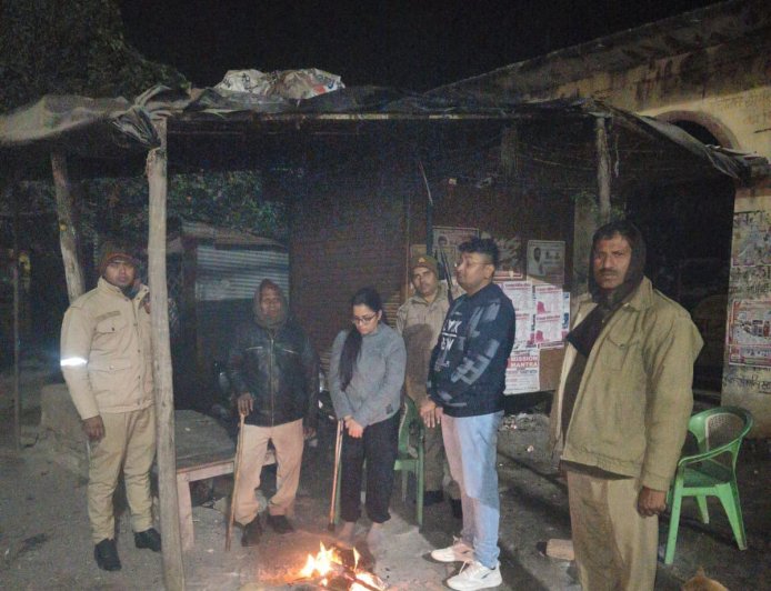 नगर में जल रहे अलावों का एस डी एम ने किया निरीक्षण