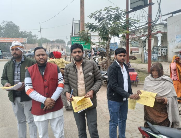 बुंदेलखंड राज्य बनाने के लिए पदयात्रा कार्यक्रम के कार्यकर्ताओं ने बांटे पत्रक