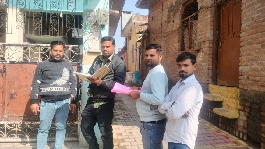 बिजली बिभाग की टीम घर घर पहुंचकर बिधुत उपभोक्ताओं को बता रही ओ टी एस योजना