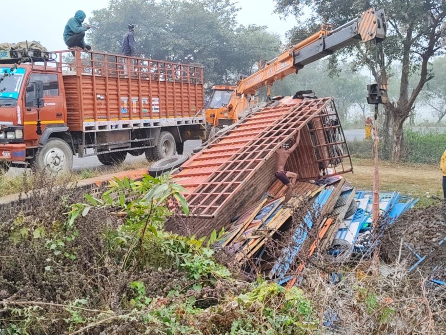 मेले का सामान ले जा रहा ट्रक खाई में पलटा