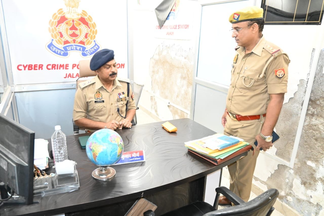 पुलिस अधीक्षक जालौन ने थाना साइबर क्राइम का आकस्मिक निरीक्षण किया