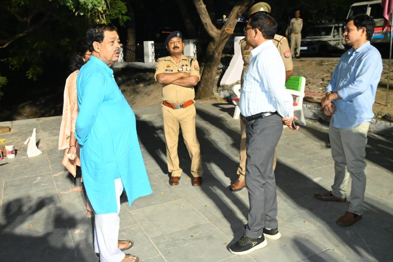 छठ पूजा की तैयारियों का जायज़ा: जिलाधिकारी एवं पुलिस अधीक्षक जालौन ने रामकुण्ड तालाब का किया निरीक्षण