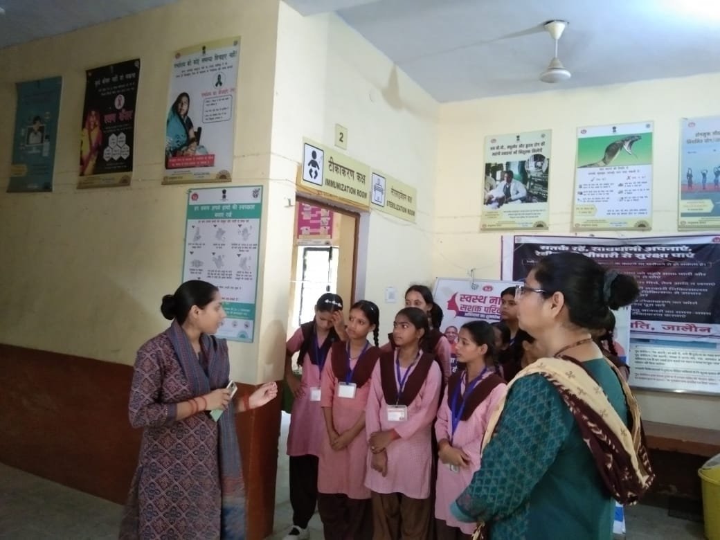 मिशन शक्ति फेज-5 के तहत बालिकाओं ने किया स्वास्थ्य केंद्र का अवलोकन