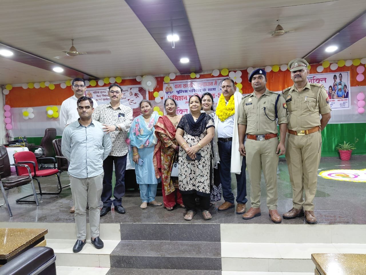 सेवानिवृत्त पुलिसकर्मी को पुष्प-माला व उपहार भेंट कर दी गई विदाई