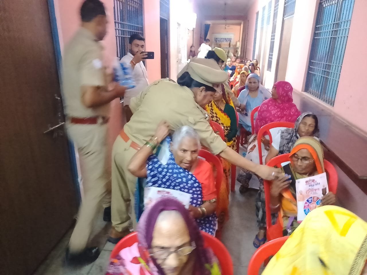 थाना रनियां पुलिस ने वृद्धा आश्रम में महिलाओं को किया जागरूक