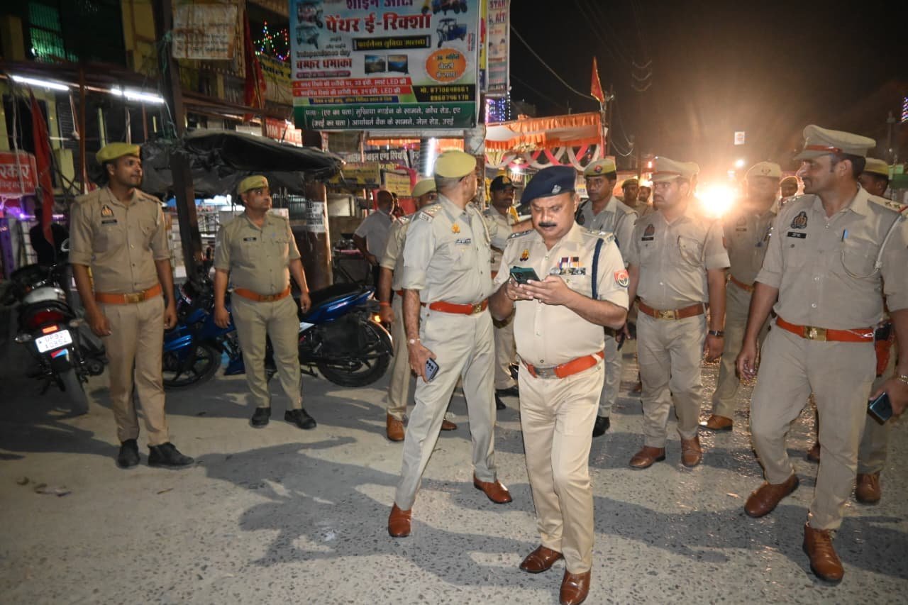 पुलिस अधीक्षक जालौन ने थाना एट क्षेत्र में की पैदल गश्त — सुरक्षा व्यवस्था का लिया जायजा, अधिकारियों को दिए आवश्यक निर्देश