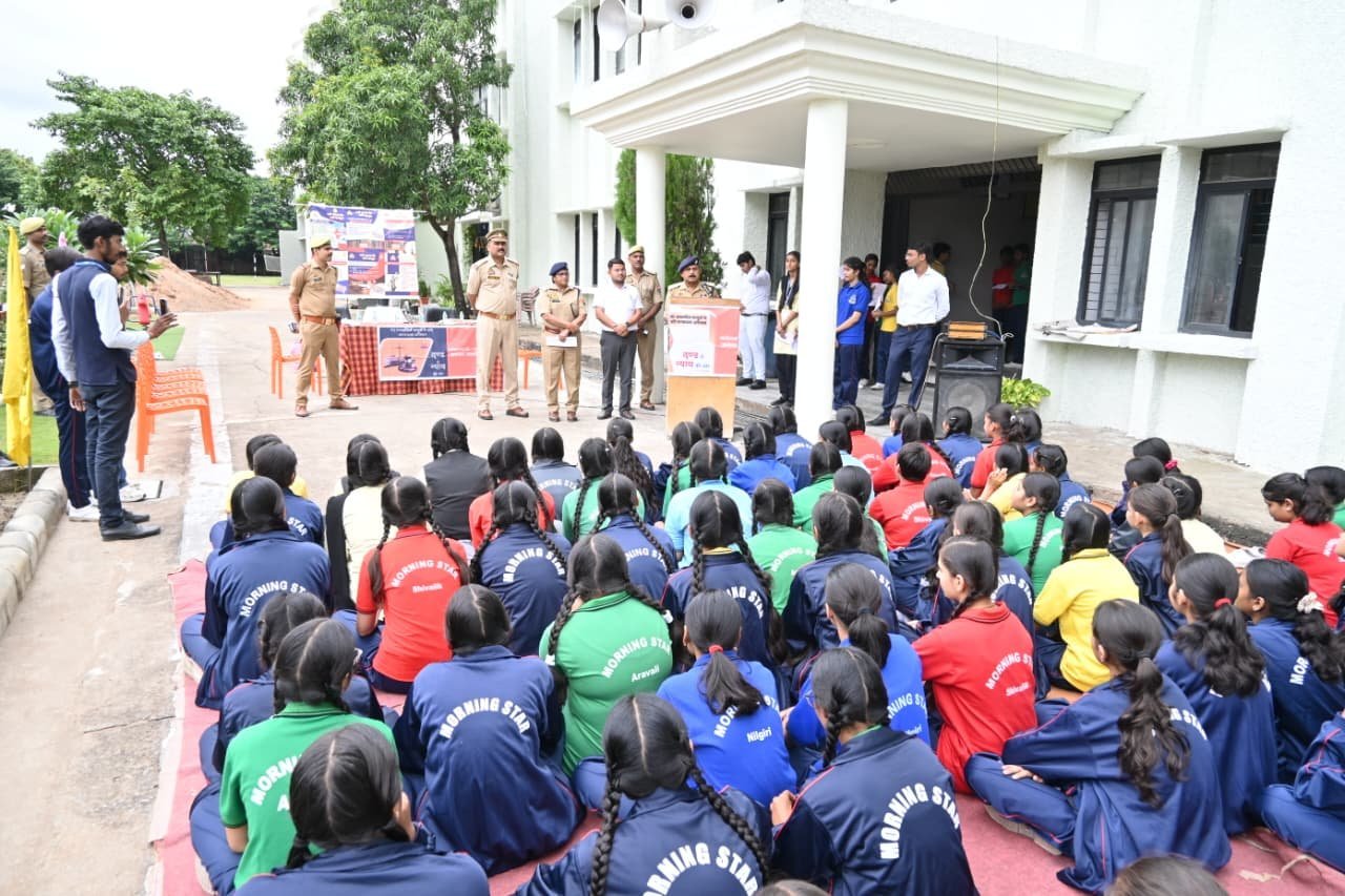 पुलिस अधीक्षक जालौन ने स्कूल में छात्रों को नए आपराधिक कानूनों की दी जानकारी, साइबर व डिजिटल अपराधों पर किया जागरूक