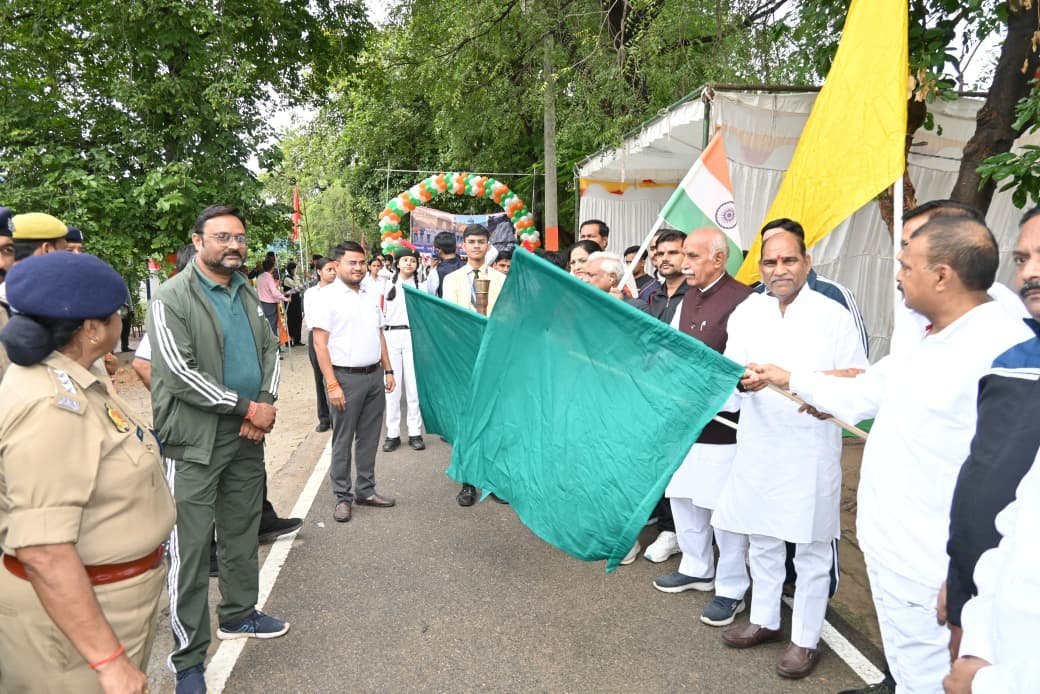 लौह पुरुष सरदार पटेल की 150वीं जयंती पर जालौन में “रन फॉर यूनिटी” का भव्य आयोजन, एकता और अखंडता के संदेश के साथ सड़कों पर दौड़े जनप्रतिनिधि, अधिकारी व नागरिक