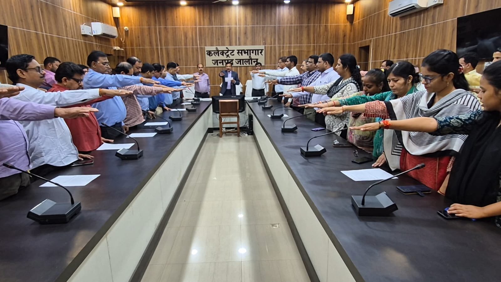 जनपद: जालौन दिनांक: 31 अक्टूबर 2025 सूचना विभाग, प्रकाशनार्थ  जालौन। लौह पुरुष सरदार वल्लभभाई पटेल की 150वीं जयंती पर आज राष्ट्रीय एकता दिवस के अवसर पर कलेक्ट्रेट सभागार में जिलाधिकारी राजेश कुमार पांडेय की अध्यक्षता में एकता शपथ कार्यक्रम का आयोजन किया गया।  इस अवसर पर जिलाधिकारी ने उपस्थित अधिकारियों एवं कर्मचारियों को राष्ट्र की एकता, अखंडता और सुरक्षा बनाए रखने की शपथ दिलाई। शपथ में सभी ने संकल्प लिया कि वे राष्ट्र की एकता और अखंडता को सुदृढ़ बनाने के लिए स्वयं को समर्पित करेंगे तथा देशवासियों के बीच एकता और सद्भाव का संदेश फैलाने का निरंतर प्रयास करेंगे।  जिलाधिकारी ने कहा कि “सरदार वल्लभभाई पटेल की दूरदर्शिता, संगठन क्षमता और अटूट संकल्प के कारण ही आज भारत एक सूत्र में बंधा हुआ है।” उन्होंने आगे कहा कि “पटेल जी का जीवन देश की एकता और अखंडता के लिए प्रेरणास्रोत है। उनके बताए मार्ग पर चलना ही उनके प्रति सच्ची श्रद्धांजलि है।”  इस अवसर पर मुख्य विकास अधिकारी के.के. सिंह, अपर जिलाधिकारी (वित्त एवं राजस्व) संजय कुमार, अपर जिलाधिकारी (नमामि गंगे) प्रेमचंद मौर्य, अपर जिलाधिकारी (न्यायिक) योगेंद्र सिंह, नगर मजिस्ट्रेट राजेश कुमार वर्मा, उपजिलाधिकारी (न्यायिक) विशेश्वर यादव, हेमंत पटेल सहित अन्य अधिकारी एवं कर्मचारी उपस्थित रहे।  सभी ने एक स्वर में राष्ट्रीय एकता और सद्भाव की भावना को बनाए रखने का संकल्प दोहराया और सरदार पटेल के आदर्शों पर चलने का प्रण लिया।