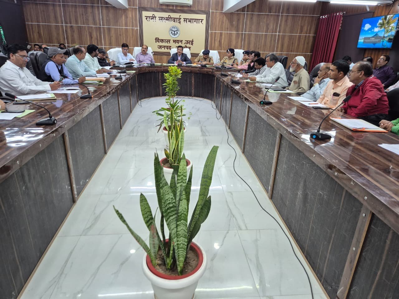 उद्योग एवं व्यापार बंधु बैठक में जिलाधिकारी सख्त — निवेश, सड़क निर्माण और लंबित प्रकरणों के शीघ्र निस्तारण के निर्देश