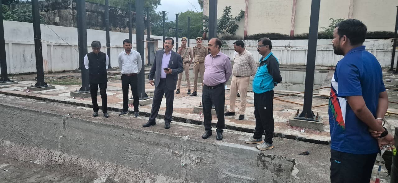 तरणताल निर्माण में सुस्ती पर जिलाधिकारी सख्त — ठेकेदार को नोटिस, 15 नवम्बर तक कार्य पूर्ण करने के निर्देश