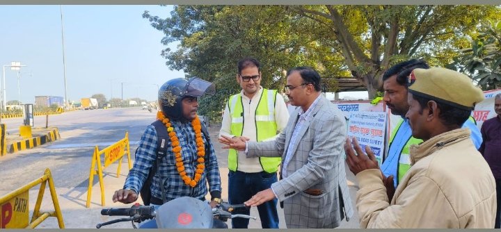 एट टोल प्लाजा पर सीट बेल्ट, हेलमेट, रिफ्लेक्टर के प्रयोग हेतु चलाया गया जागरुकता अभियान