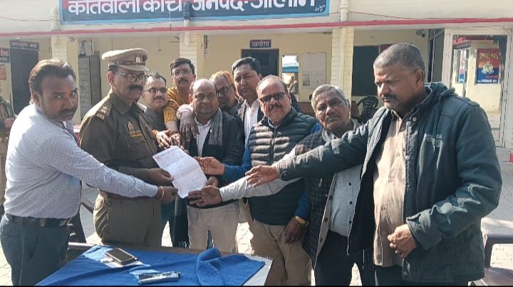 ग्राम कुदरा में हुई गौकशी की घटना पर बिफरे व्यापार मंडल ने पुलिस को दिया ज्ञापन