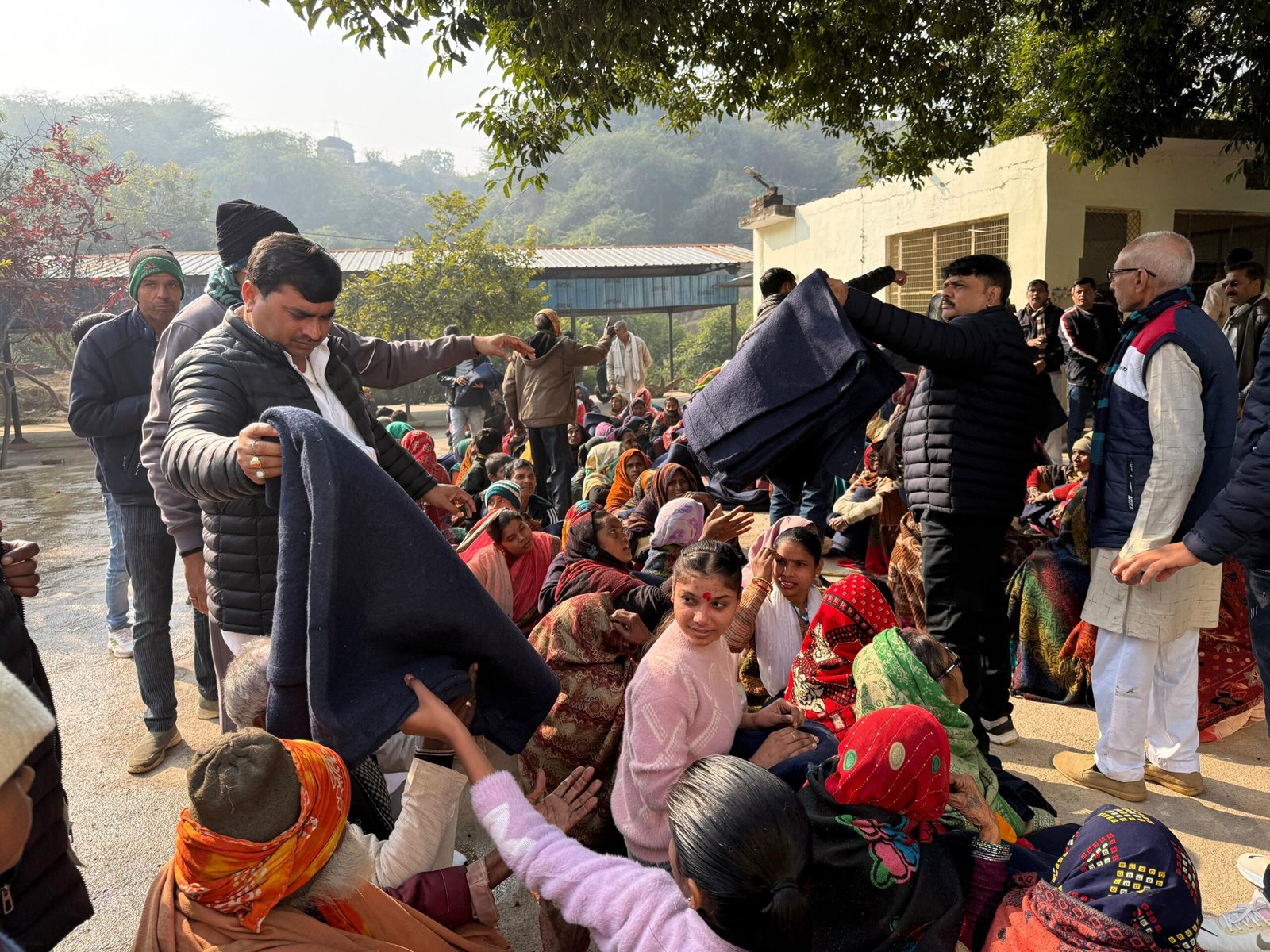 मकर संक्रांति पर्व पर पालिका अध्यक्ष ने बांटे असहायों को कंबल