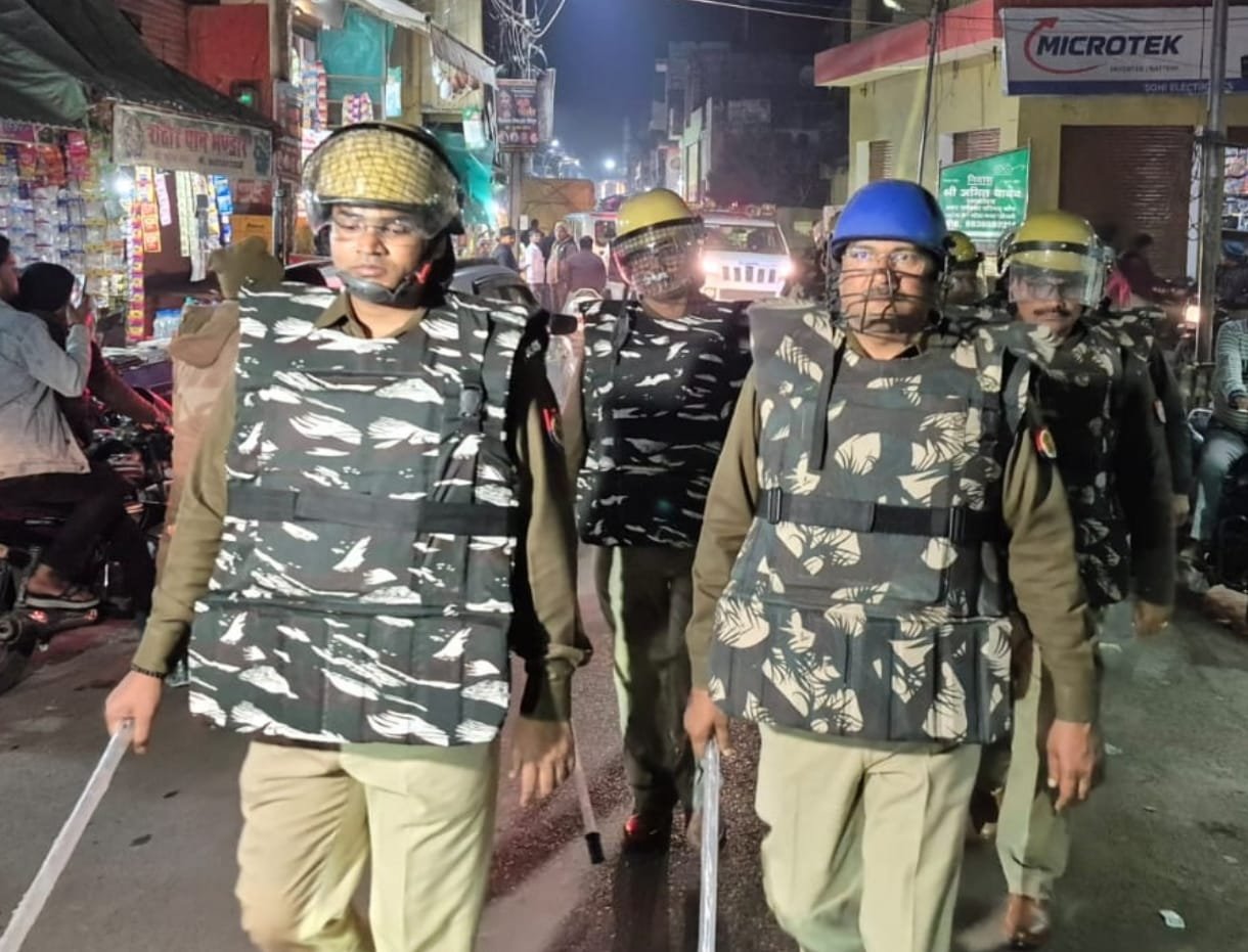 पुलिस ने फ्लैग मार्च कर अराजक तत्वों को चेतावनी देते हुए कराया सुरक्षा का अहसास