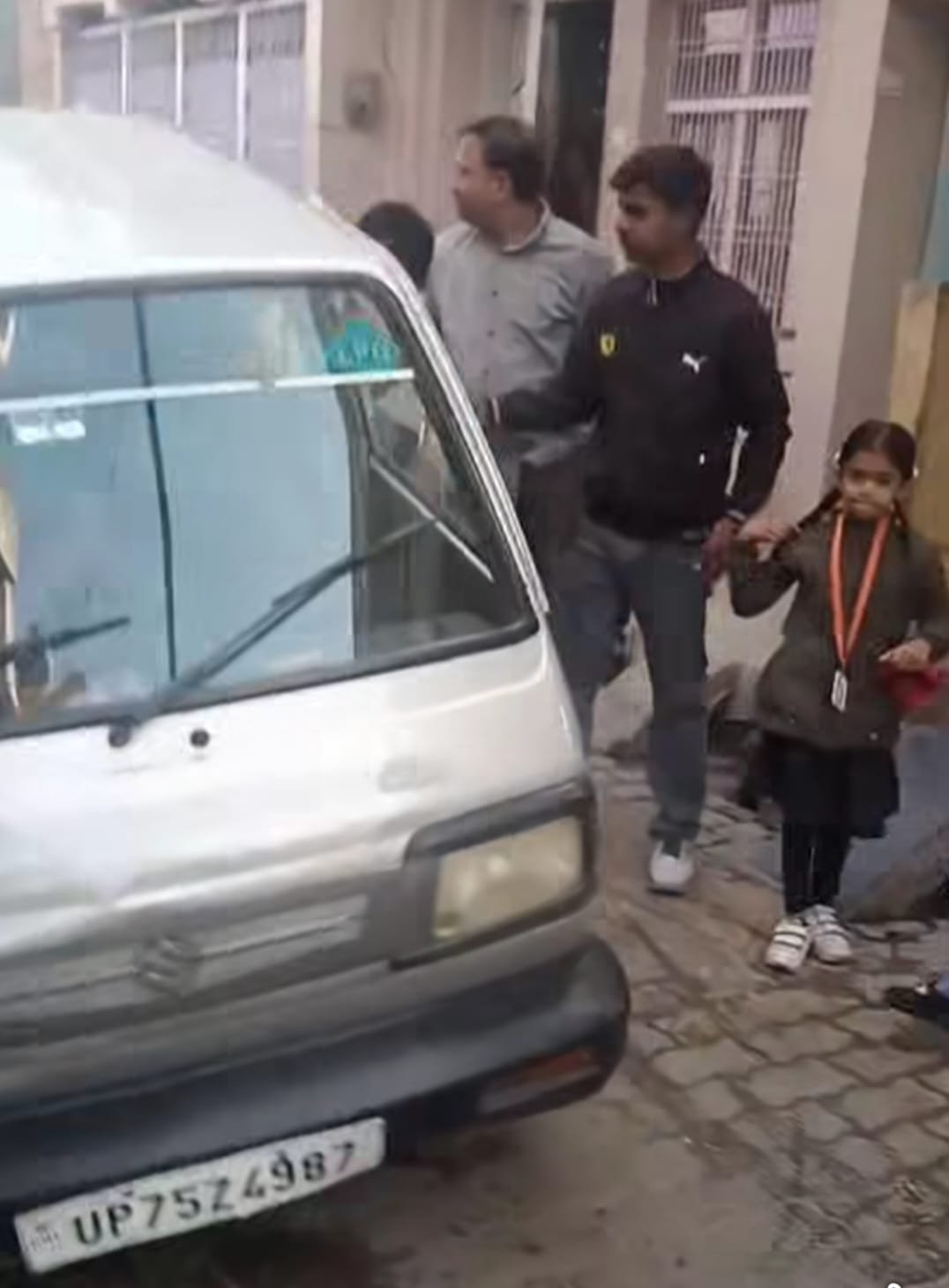 सीबर चेम्बर में स्कूली बैन घुसने से बच्चे हुए चुटहिल