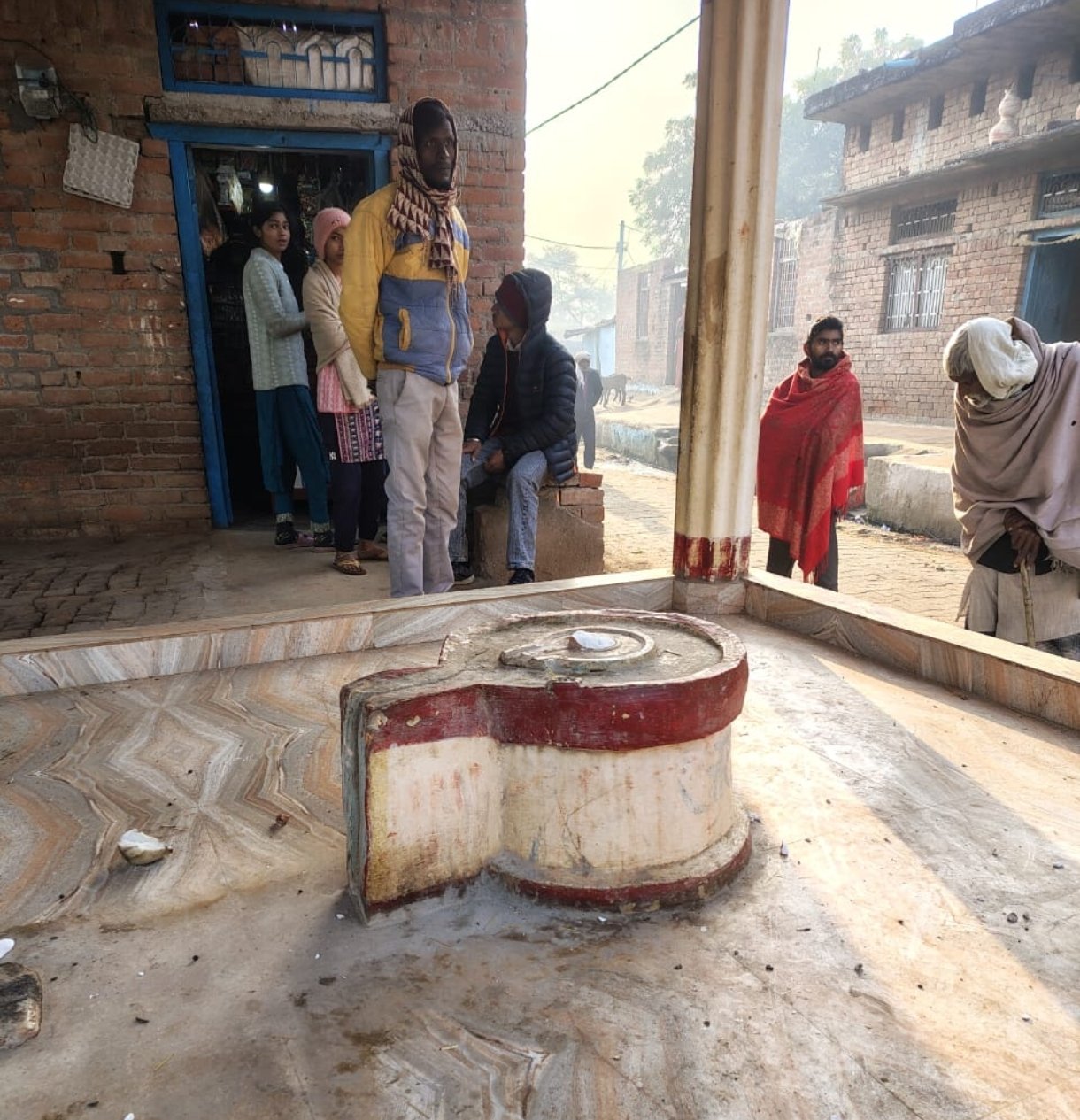 अराजक तत्वों ने शिव मंदिर की मूर्ति को किया क्षतिग्रस्त, ग्रामीणों में भारी आक्रोश