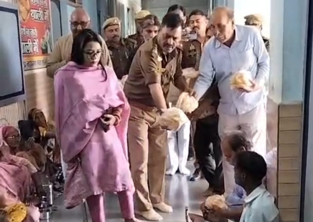 दरिद्र नारायण सेवा समिति ने जरूरत मंदों को गुजिया पपड़ी का किया बितरण