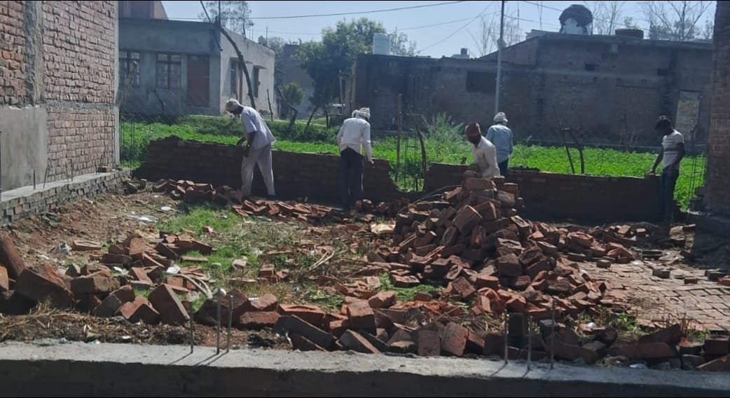 बृद्ध के प्लाट पर कब्जा करने पर पुलिस से की शिकायत