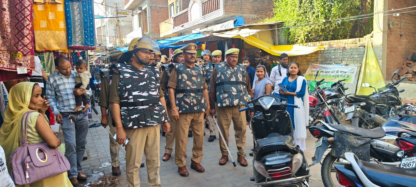 आगामी पर्व पर अराजक तत्वों को चेतावनी देते पुलिस ने किया फ्लैग मार्च