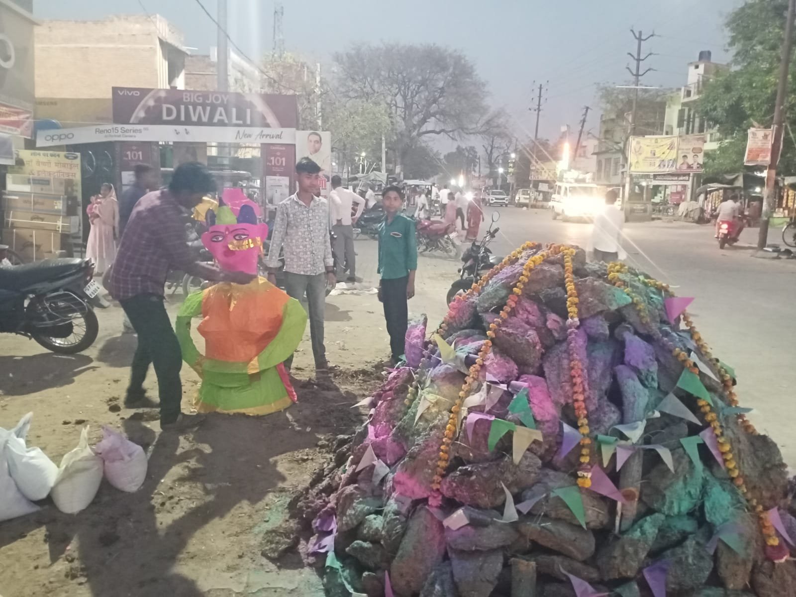 कोटरा मोड़ पर पारंपरिक श्रद्धा के साथ हुआ होलिका दहन, क्षेत्र में दिखा उत्सव का माहौल