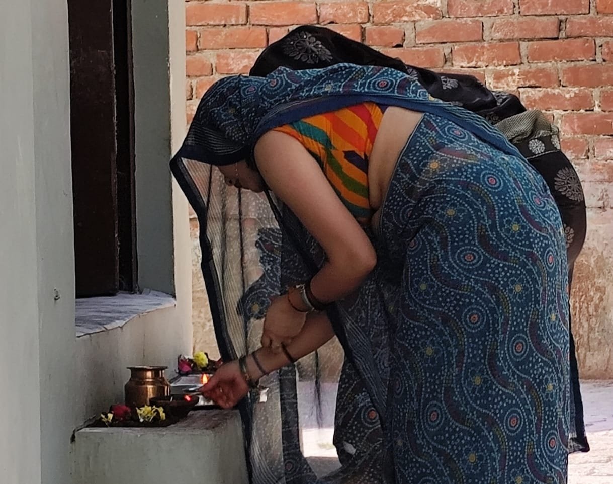 घरों के दरवाजों पर पूजी गईं दौज महारानी बहनों ने भाइयों का तिलक कर उतारी आरती