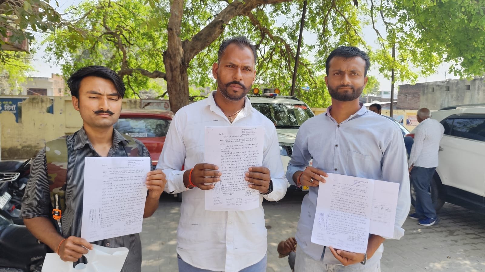 मंदिर की जगह में कब्जा करके बनाये मकान व शौचालय