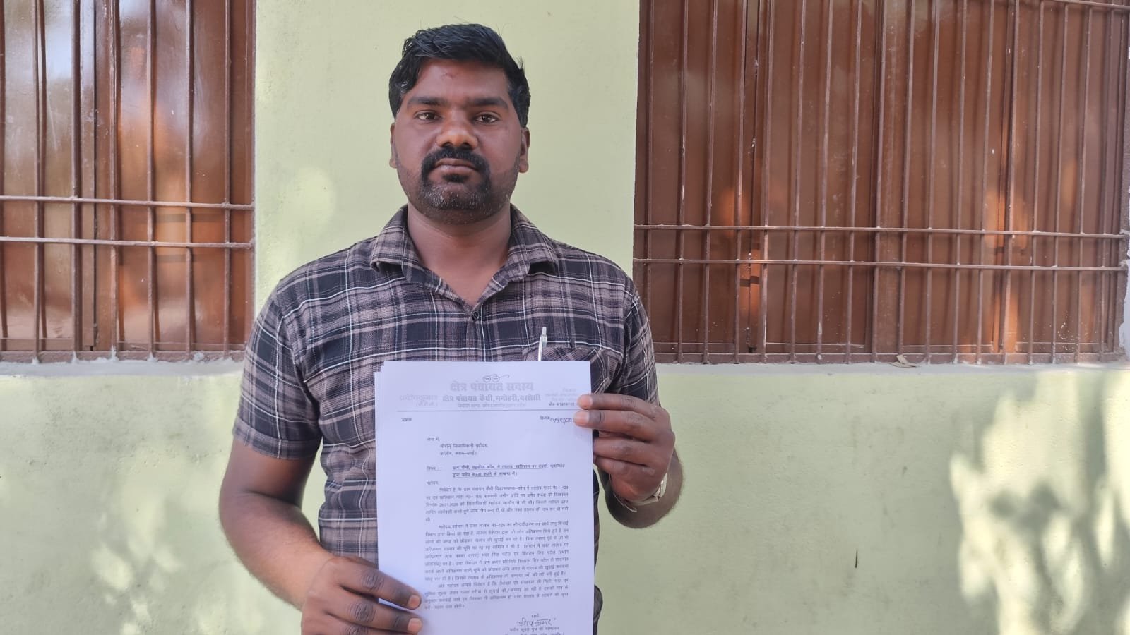 आम रास्ते में रस्सी बांधकर कपड़े सुखाने से मना करने पर जान से मारने की मिली धमकी