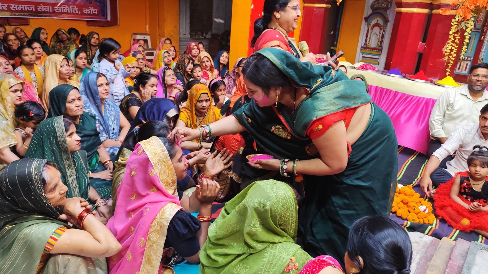 राठौर समाज की महिलाओं ने मनाया होली मिलन समारोह