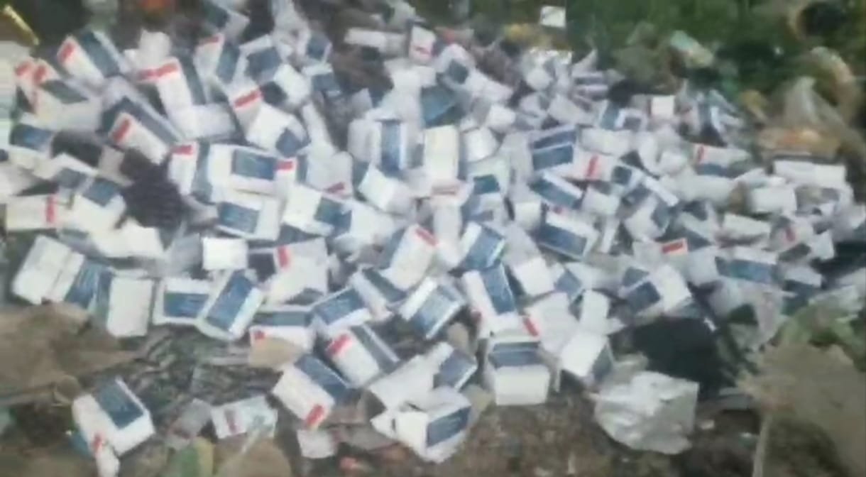कूड़े के ढेर में पड़े मिले सरकारी एल्बेंडाजोल पैकेट
