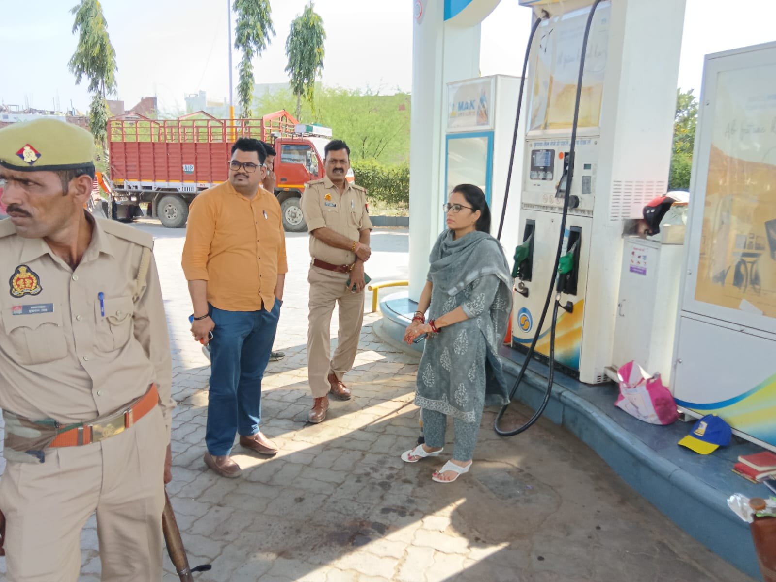 एस डी एम ने आपूर्ति निरीक्षक के साथ गैस व पेट्रोल/डीजल की उपलब्धता का किया निरीक्षण