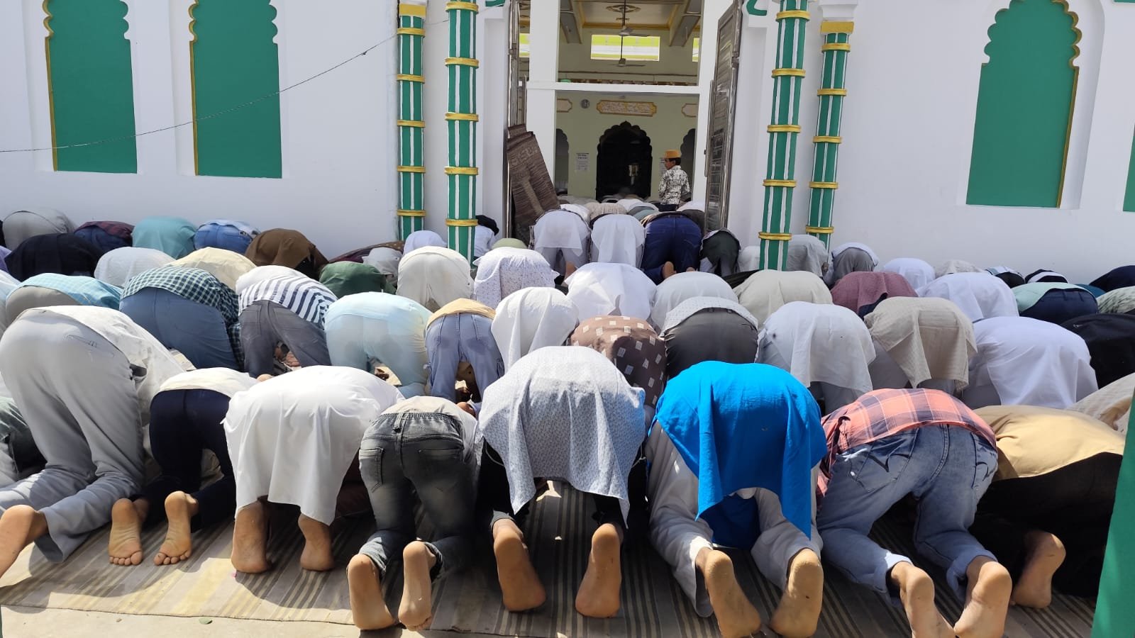 अलविदा जुमा पर नमाज अदा कर मांगी गयी अमन चैन की दुआ