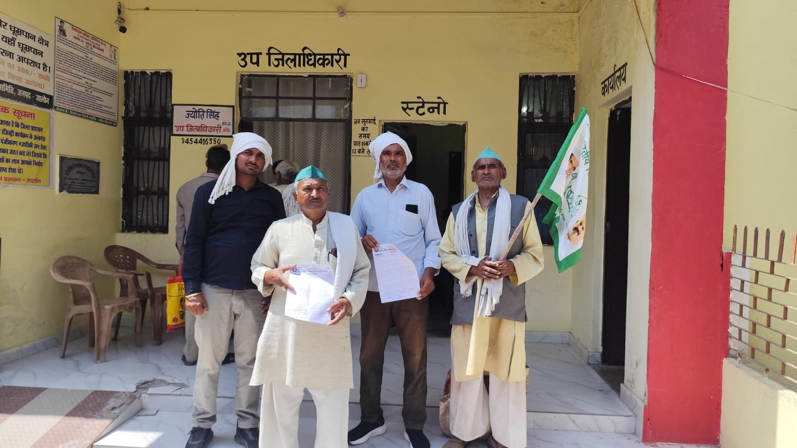 कम बिजली के कारण सिंचाई प्रभावित एसडीएम को सौंपा ज्ञापन