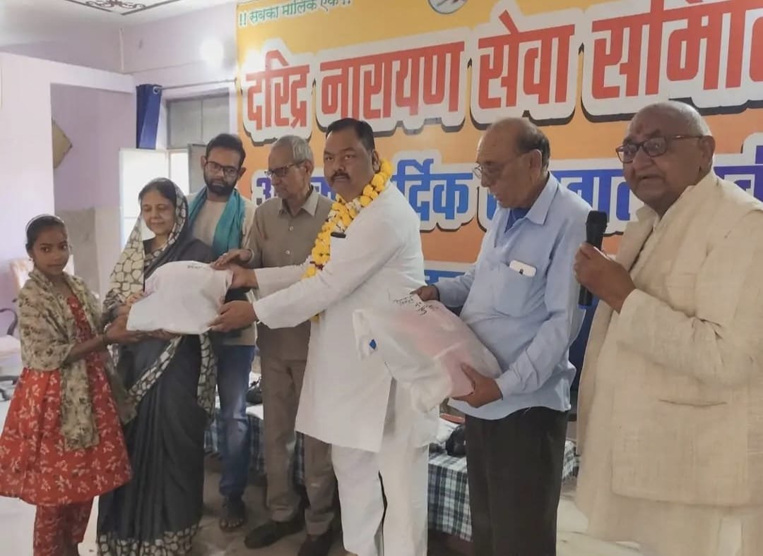 दरिद्र नारायण सेवा समिति ने ईद के पूर्व मुस्लिम परिवारों को उपलब्ध कराए नए बस्त्र