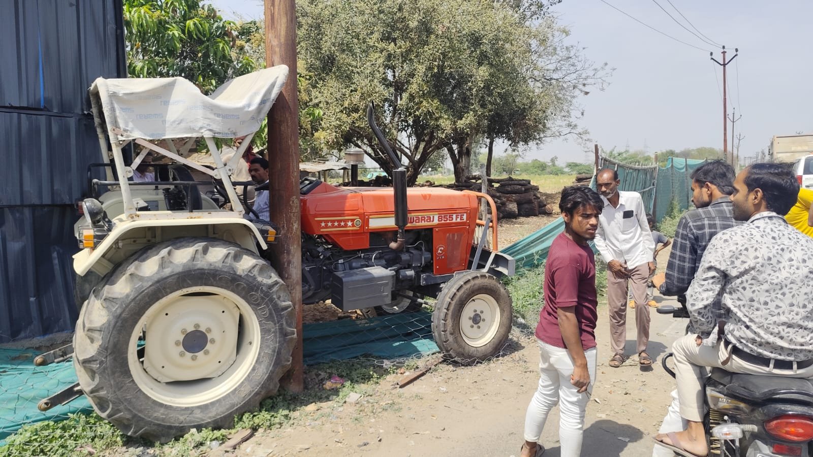 कार बचाने के चक्कर में 33 के बी बिधुत पोल से टकराया ट्रैक्टर