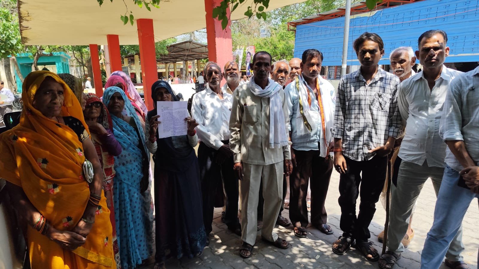 पुस्तैनी भूमि पर निर्माण को लेकर विवाद दबंगों पर धमकी और जातिसूचक गालियों का लगाया आरोप