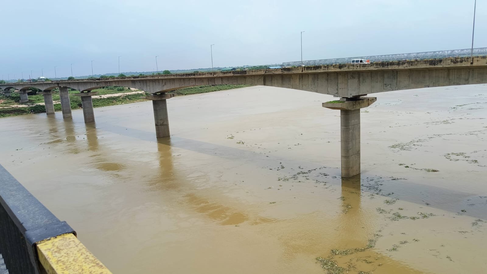 यमुना नदी के पुलों में बैरिकेडिंग लगाने की अटकी योजना 