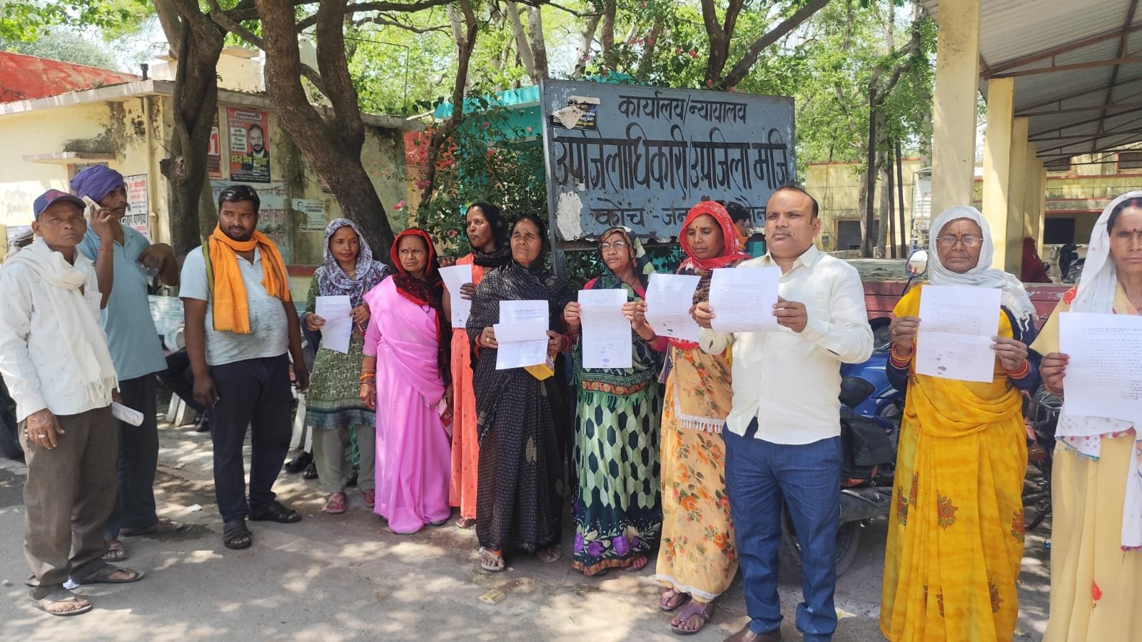 स्मार्ट मीटर की परेशानी बिधुत बिभाग में बताए जाने पर ऑन लाइन शिकायत का बताया रास्ता