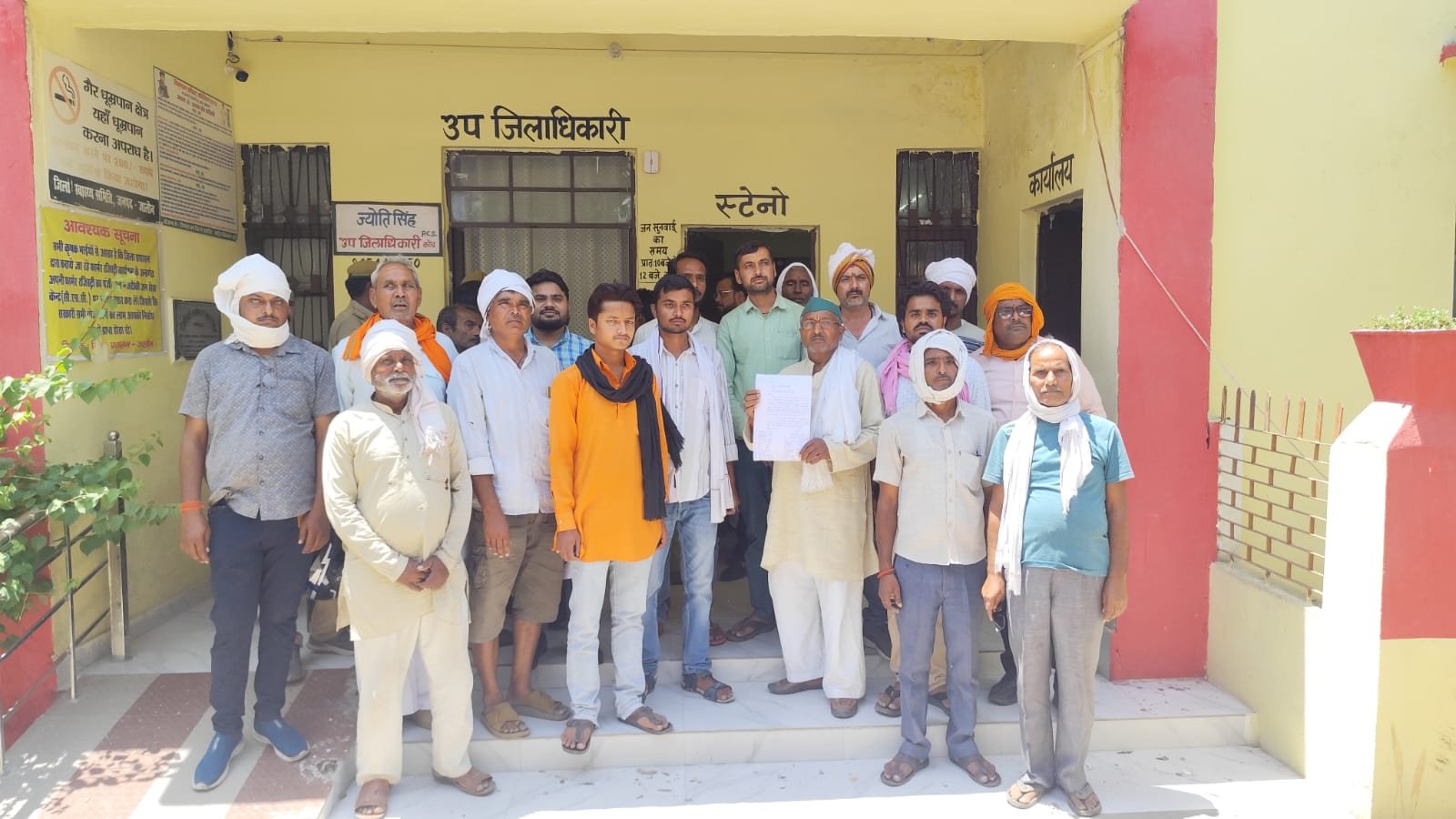 सिंचाई के लिए पर्याप्त बिजली न मिलने पर किसानों में आक्रोश एसडीएम को सौंपा ज्ञापन